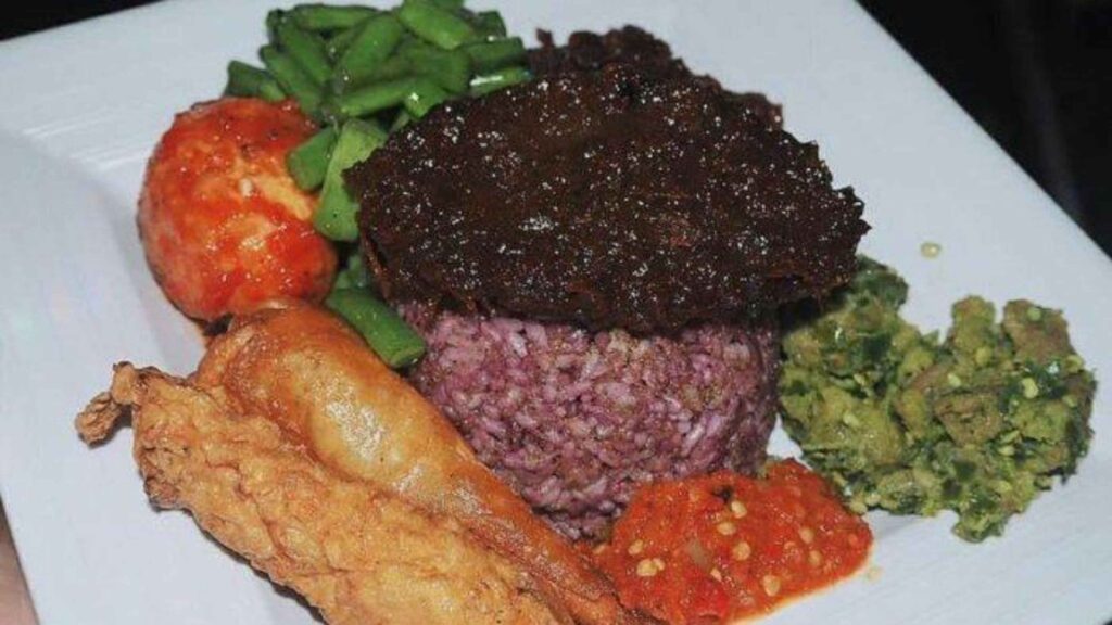 Cuma di Bandung! 7 Makanan Legendaris Ini Nggak Pernah Sepi Sejak Puluhan Tahun