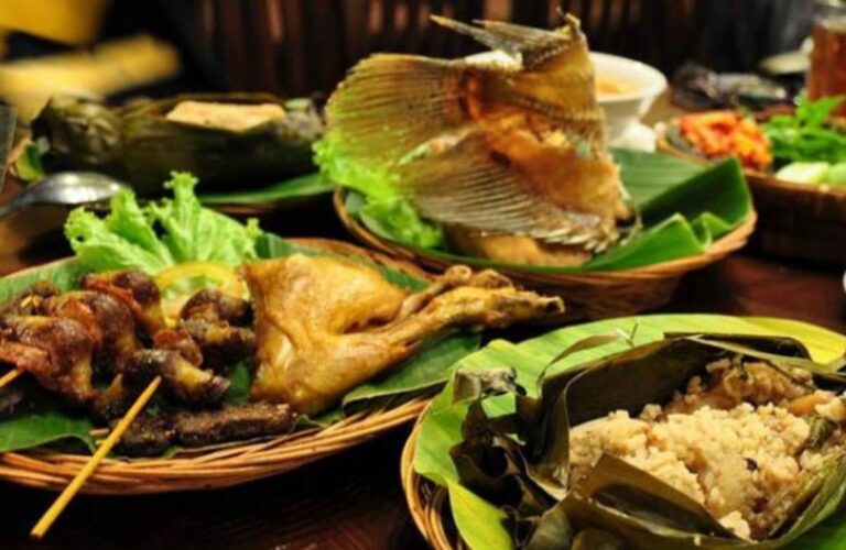 Cuma di Bandung! 7 Makanan Legendaris Ini Nggak Pernah Sepi Sejak Puluhan Tahun