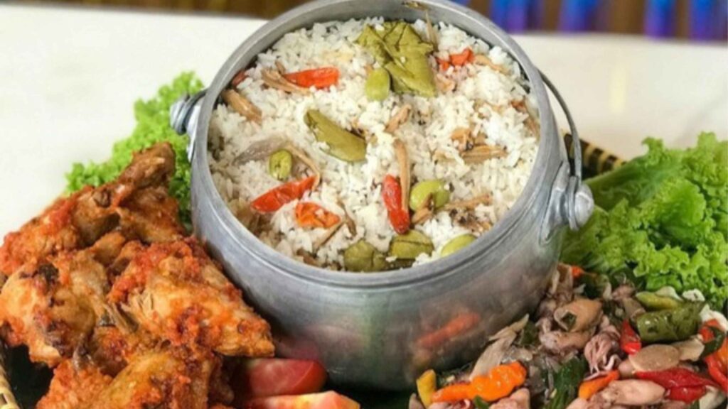 Kulineran ke Solo? Jangan Lewatkan Makanan Legendaris yang Satu Ini!